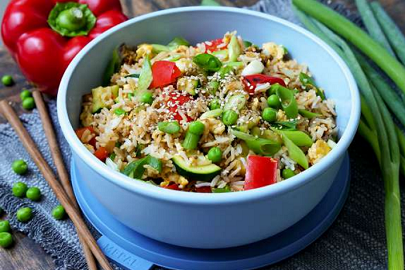Mittagsgericht: Gebratener Reis mit Gemüse und Ei