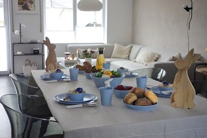 Alles klar für Ostern: Einladend eingedeckte Frühstückstafel mit Mepal