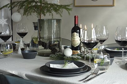 Festlich dekorierte Weihnachtstafeln mit Mepal