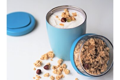 Mittagsgericht: Joghurt mit selbstmgemachter Granola für unterwegs
