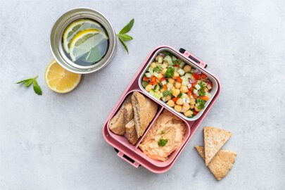 Mittagsgericht: Kichererbsen-Salat mit selbstgemachtem Hummus