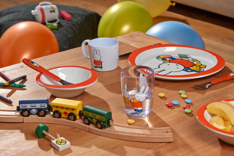 assiette-enfant-miffy-joue