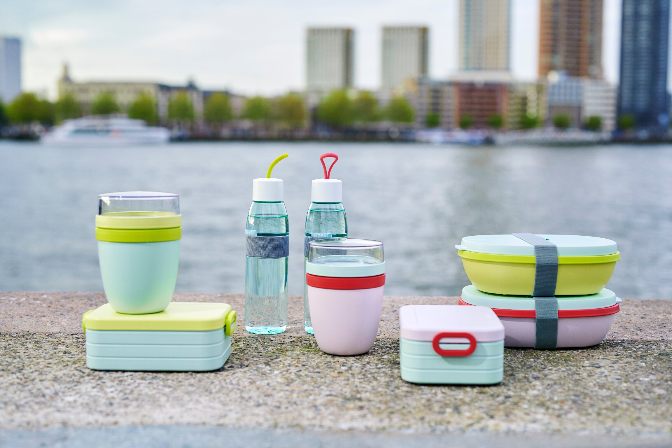 limited edition lunchpot ellipse - strawberry vibe